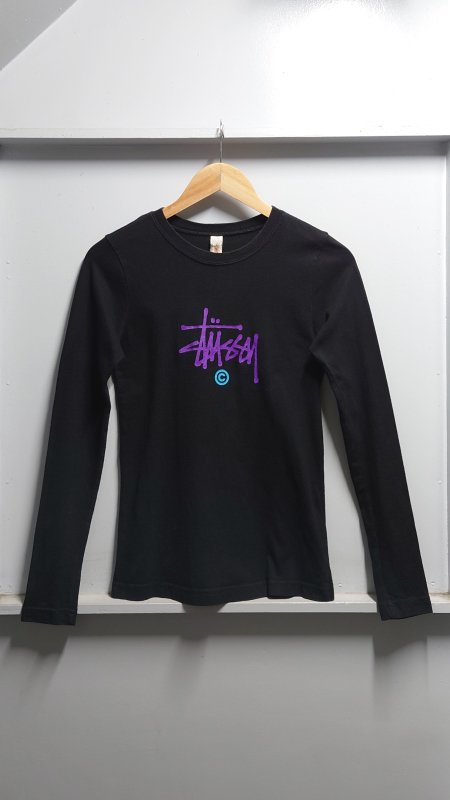 <img class='new_mark_img1' src='https://img.shop-pro.jp/img/new/icons5.gif' style='border:none;display:inline;margin:0px;padding:0px;width:auto;' />STUSSY GIRLS USA製 ロゴプリント ロングスリーブ Tシャツ ブラック S 長袖 ロンティー (USED)