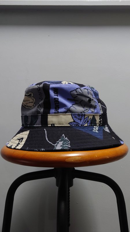 <img class='new_mark_img1' src='https://img.shop-pro.jp/img/new/icons5.gif' style='border:none;display:inline;margin:0px;padding:0px;width:auto;' />Carhartt WIP SYLVAN BUCKET HAT 総柄 バケットハット ブラック系 M/L WORK IN PROGRESS 帽子 (USED)