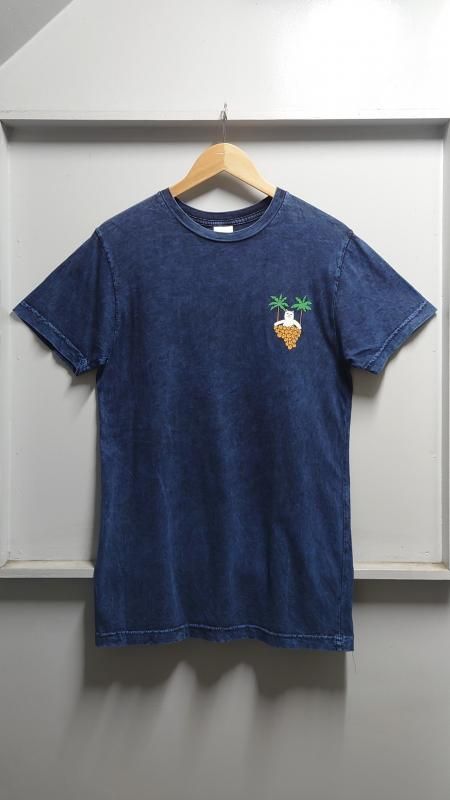 <img class='new_mark_img1' src='https://img.shop-pro.jp/img/new/icons5.gif' style='border:none;display:inline;margin:0px;padding:0px;width:auto;' />RIPNDIP Boobcuzzi T-Shirt Royal Mineral Wash S (USED)