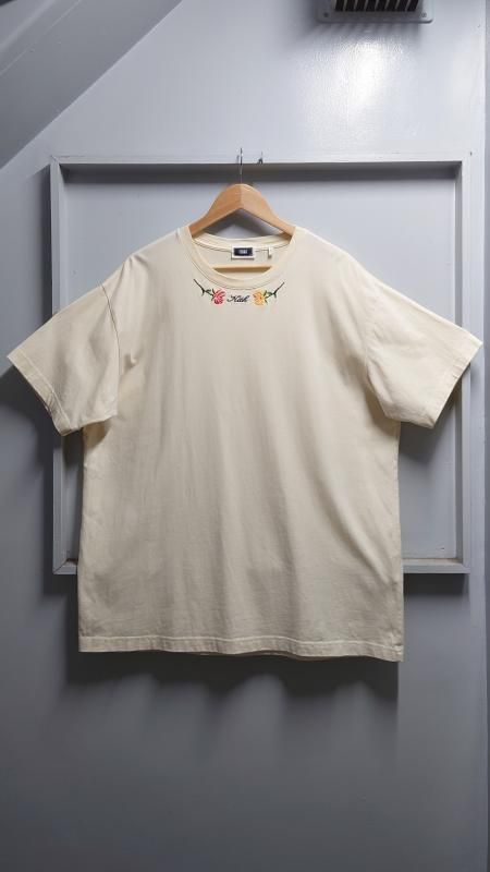 <img class='new_mark_img1' src='https://img.shop-pro.jp/img/new/icons6.gif' style='border:none;display:inline;margin:0px;padding:0px;width:auto;' />Kith Script Laurel Tee Sandrift XL (USED)