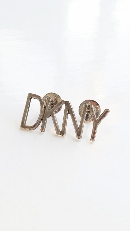 <img class='new_mark_img1' src='https://img.shop-pro.jp/img/new/icons6.gif' style='border:none;display:inline;margin:0px;padding:0px;width:auto;' />90s DKNY Logo Pins ԥХå (VINTAGE)