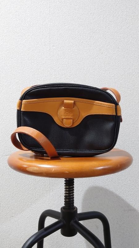 <img class='new_mark_img1' src='https://img.shop-pro.jp/img/new/icons7.gif' style='border:none;display:inline;margin:0px;padding:0px;width:auto;' />80-90’s Courreges フランス製 シボレザー ショルダーバッグ ブラック (VINTAGE)