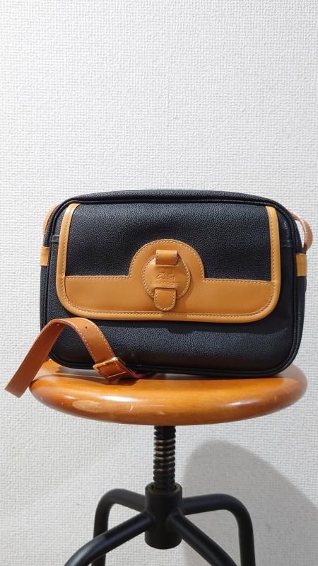 <img class='new_mark_img1' src='https://img.shop-pro.jp/img/new/icons7.gif' style='border:none;display:inline;margin:0px;padding:0px;width:auto;' />80-90’s Courreges フランス製 シボレザー フラップショルダーバッグ ブラック (VINTAGE)