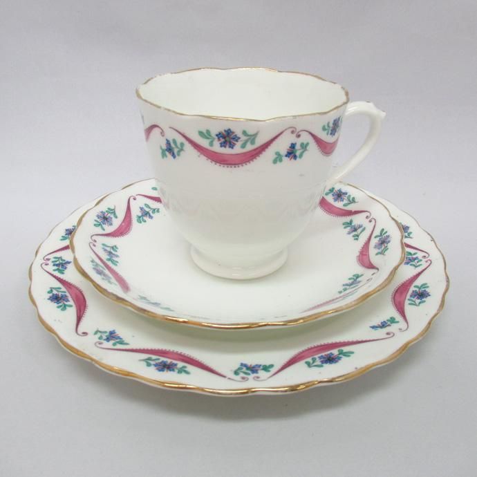 お値下げ✾アンティークキャビネットトリオカップ＆ソーサー✾ニューチェルシー アンティーク食器｜New Chelsea ニューチェルシー｜トリオ・ティー