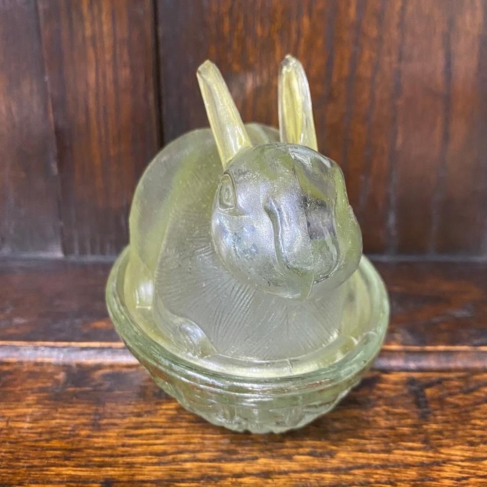 アンティーク雑貨｜ガラス食器｜小物入れ｜うさぎ｜ライムグリーン