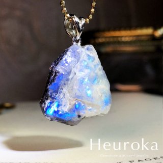 【 Heuroka 】レインボームーンストーンのネックレス