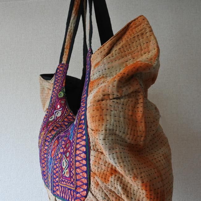 ラリーキルトと民族刺繍のかぼちゃバッグ カッチ 刺繍 オレンジ
