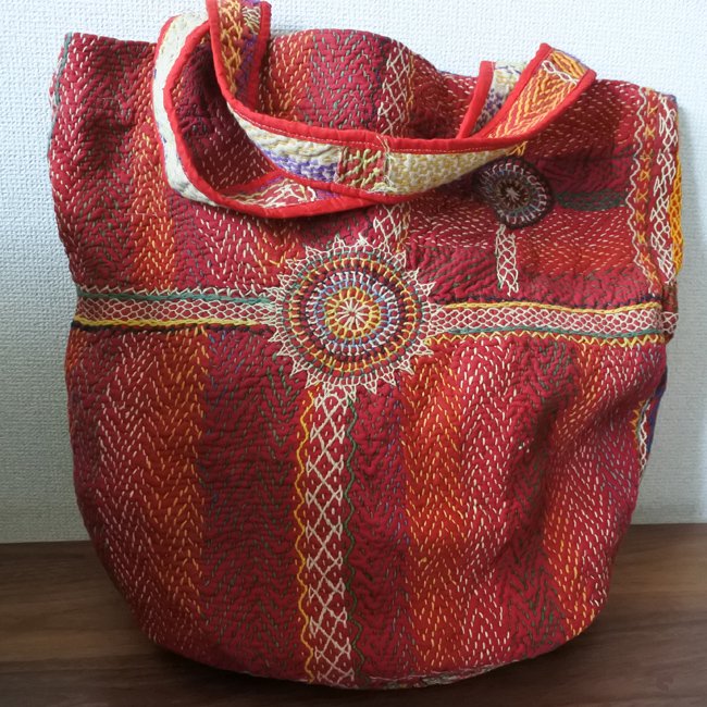 バンジャラ族の砂漠トートバッグ 赤い刺し子 - ボーホー・インド雑貨