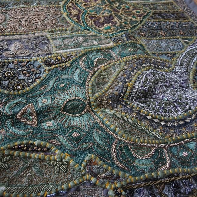 【新品・未使用】インド　古布ザリ刺繍パッチワーク クロス 新品・未使用】インド古布ザリ刺繍パッチワーク クロス