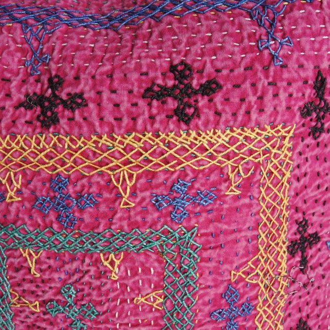 サーミ族のラリーキルト クッションカバー ピンクとモスグリーン