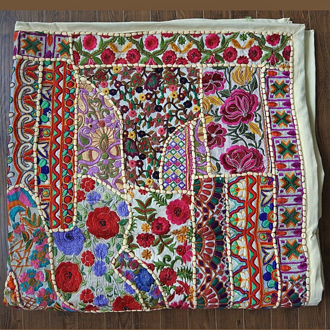 刺繍パッチワーク　タペストリー　敷物　No.5 - インドの布とキルト　KHUSHBOO　クシュブー