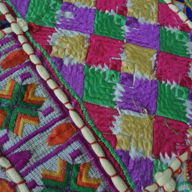 刺繍パッチワーク タペストリー 敷物 No.5 - インドの布とキルト 刺繍パッチワーク タペストリー 敷物 No.5 - インドの布とキルト