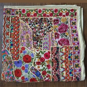 インドのビンテージ刺繍 オールドサリー タペストリーの通販店 インドのビンテージ刺繍 オールドサリー タペストリーの通販店