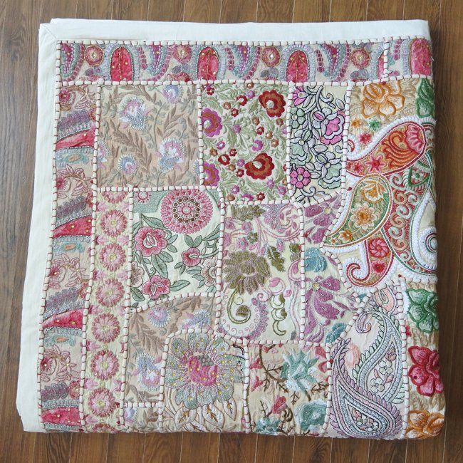 刺繍パッチワーク　タペストリー　敷物　No.１２- インドの布とキルト　KHUSHBOO　クシュブー