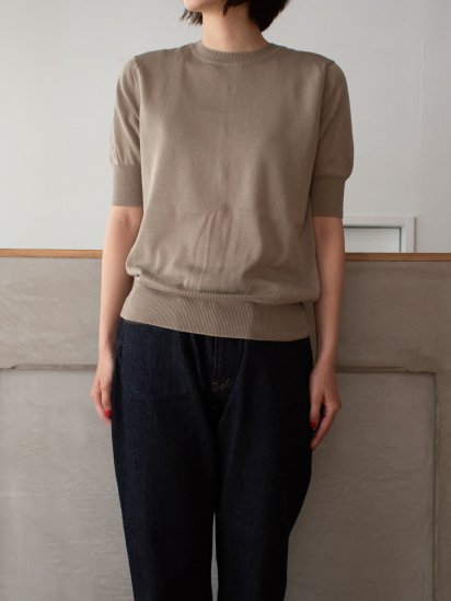 R&D.M.Co- / BACK BUTTON HALF SLEEVE col.Taupe - PEOPLE-BOUTIQUE