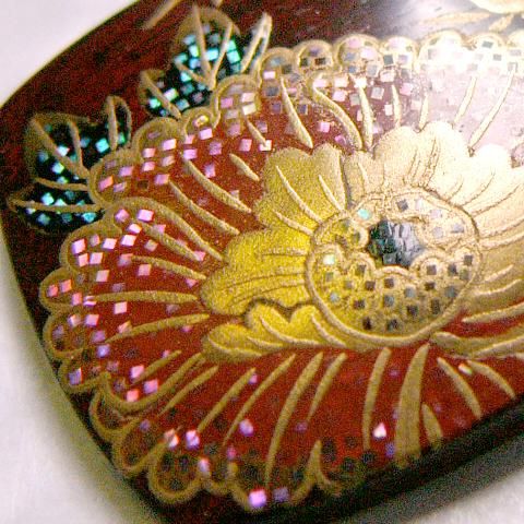 年代物の蓋付き四段重ね蒔絵菓子箪笥（蜻蛉蝶・牡丹菊蒔絵） Kuwagata Keisai 鍬形蕙斎 - How to Draw Figures Simply