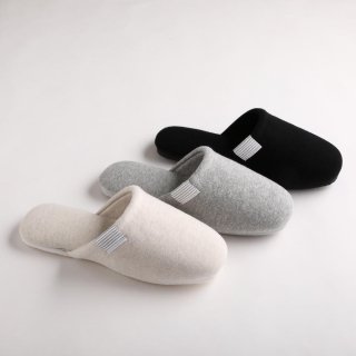 <img class='new_mark_img1' src='https://img.shop-pro.jp/img/new/icons16.gif' style='border:none;display:inline;margin:0px;padding:0px;width:auto;' />S.F.C - SWEAT SLIPPER 