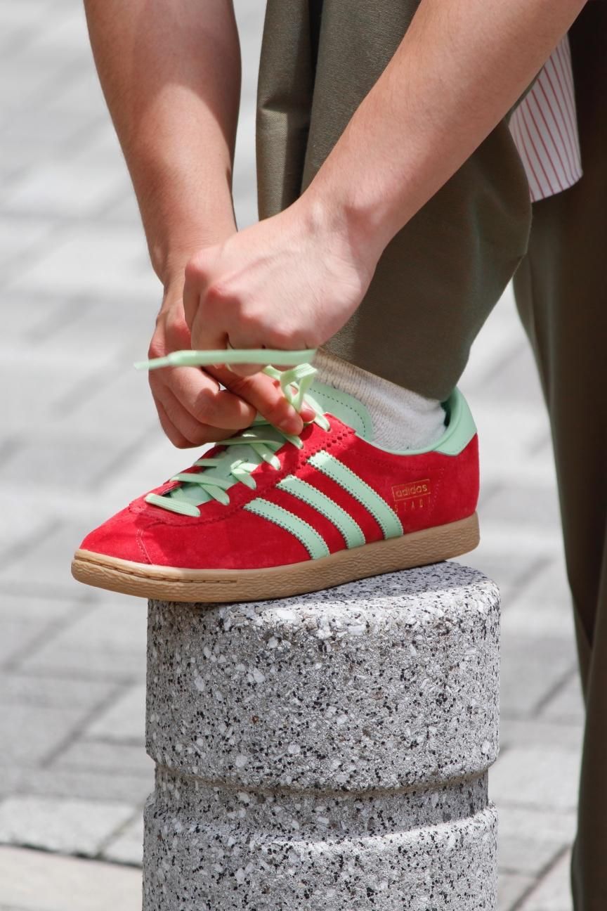 AddElm（アドエルム）赤いスニーカー Adidas Kids Gazelle スニーカー | レッド | FARFETCH JP