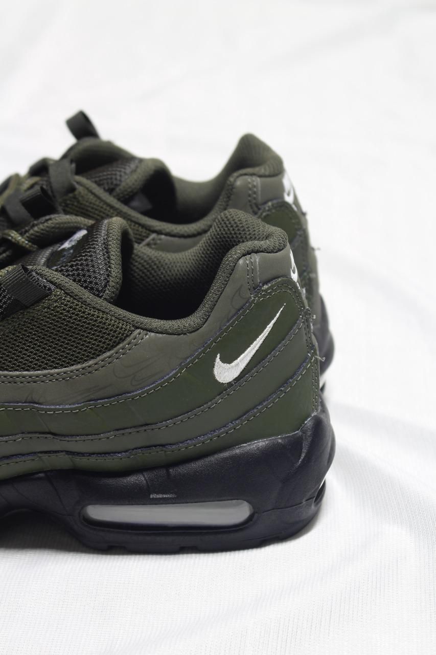 靴 D222242 NIKE AIRMAX '95 OLIVE D222242 NIKE AIRMAX '95 OLIVE Nike Air Max 95 Sneakerboot olive