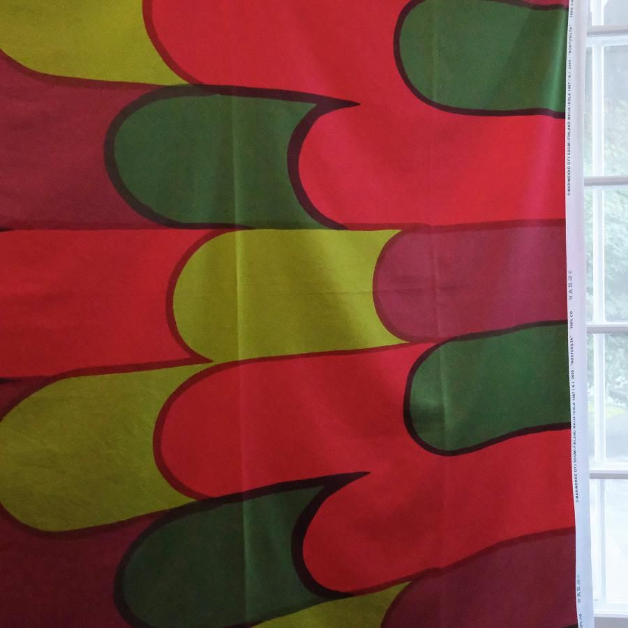マリメッコ マイヤイソラ NOSTOSILTA 73cm x 135cm マリメッコ マイヤイソラ NOSTOSILTA 73cm x 135cm