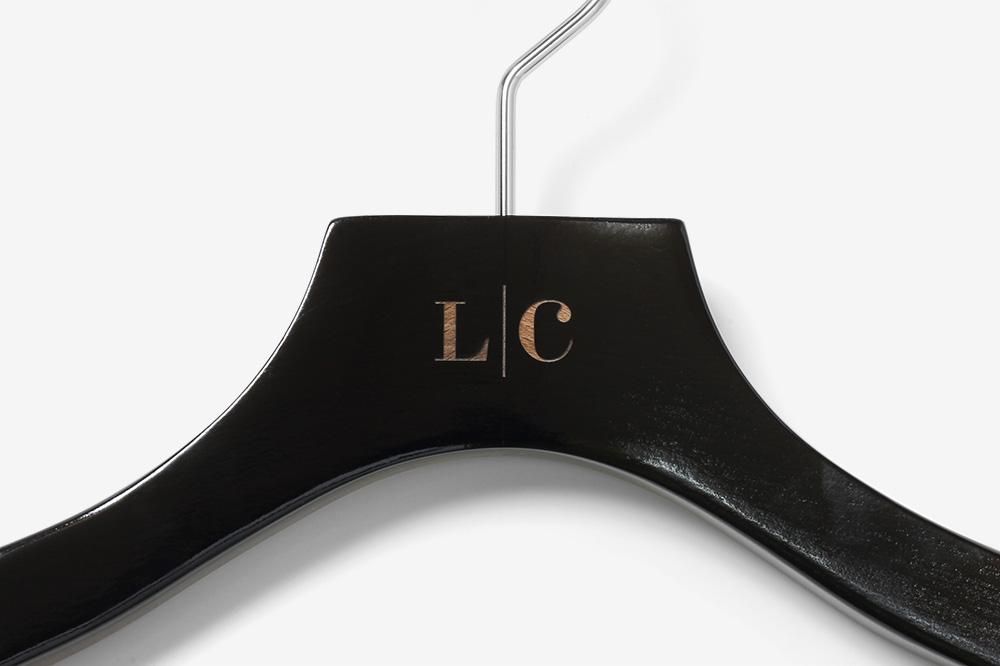 Burberrys ダークブラウン 衣類ハンガー 12本セット Burberrys ダークブラウン 衣類ハンガー 12本セット 木製