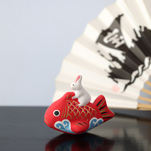 鯛乗り招き(ハチワレ) | 縁起物の招き猫 - ハリコ オンライン