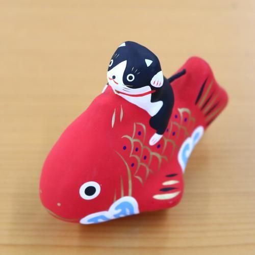 鯛乗り招き(ハチワレ) | 縁起物の招き猫 - ハリコ オンライン