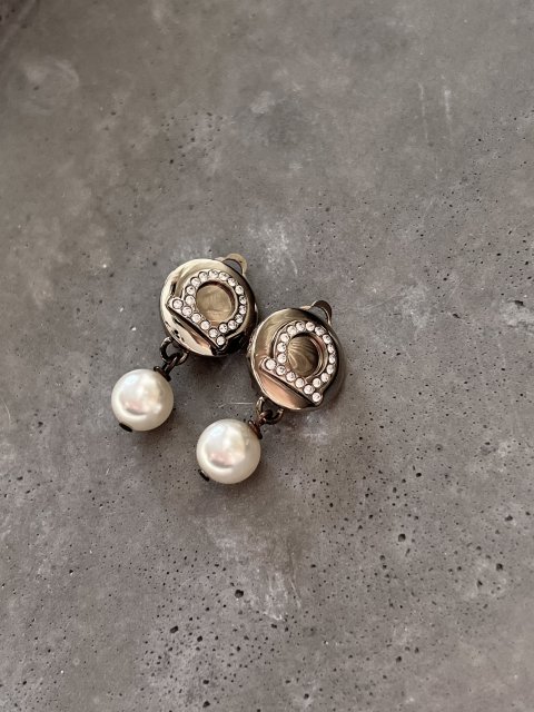 Salvatore Ferragamo pearl earring