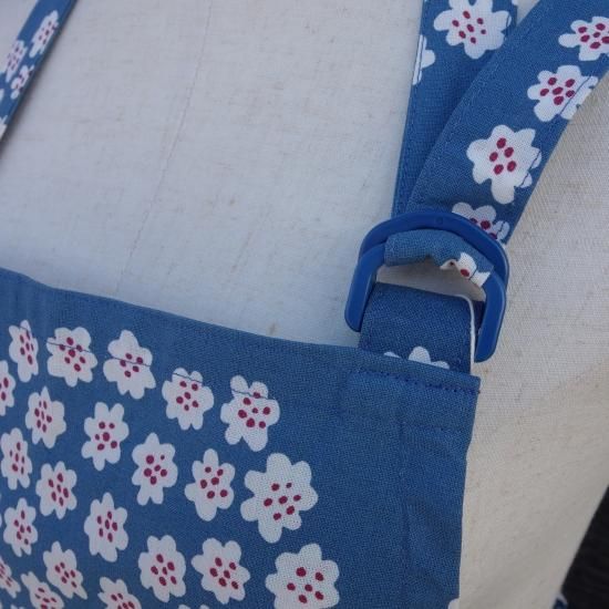 Marimekko Puketti プケッティ ハンドメイド エプロン 青 Enn Scandinavian Design Marimekko Puketti プケッティ ハンドメイド エプロン 青 Enn Scandinavian Design
