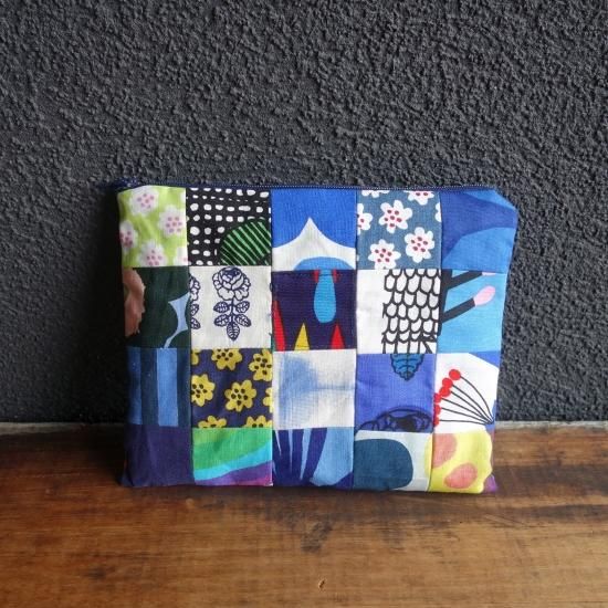 Marimekko マリメッコ 細かくパッチワークされたハンドメイドのポーチ 青系 Enn Scandinavian Design Marimekko マリメッコ 細かくパッチワークされたハンドメイドのポーチ 青系 Enn Scandinavian Design