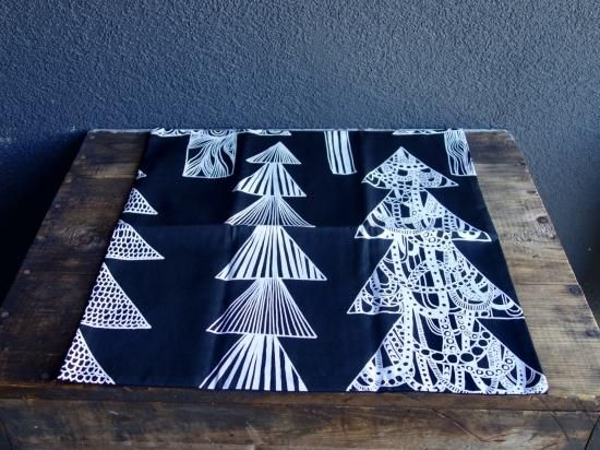marimekko(マリメッコ)“Kuusikossa”(クーシコッサ/黒×白 marimekko(マリメッコ)“Kuusikossa”(クーシコッサ/黒×白