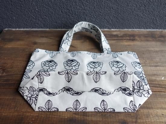 marimekko “VIHKIRUUSU”（白×黒）ハンドメイドトートバッグ
