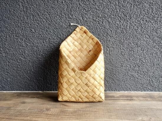 白樺の皮で作られた壁掛けタイプのカゴ(幅14cm)- ENN scandinavian design