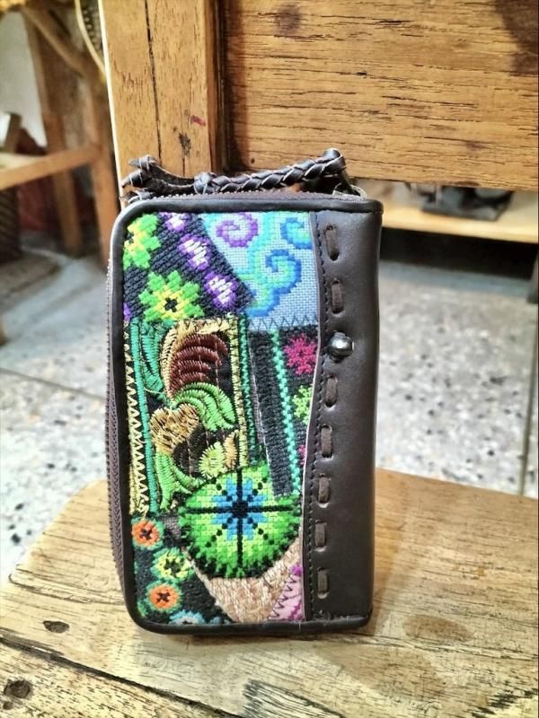 モン族刺繍レザー財布 | 二つ折り - プーケット雑貨・通販/ゴチャパン