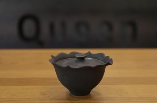 木下和美｜黒釉輪花プレート（24cm） 木下和美｜黒釉輪花鉢-蕾-（L）｜作家のうつわ通販｜和食器