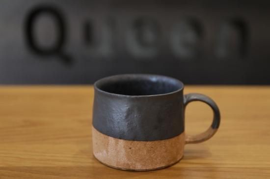 村上躍 黒釉砂化粧マグカップ B Queen And The Chair