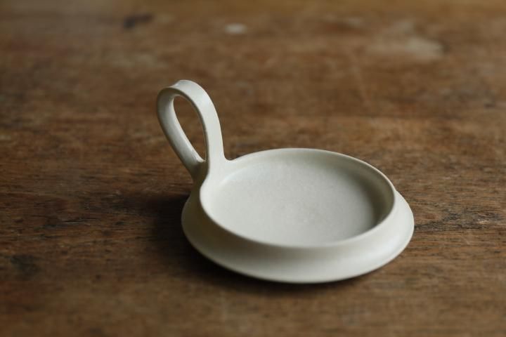 竹口要 カンデレロ 象牙色 - queen and the chair