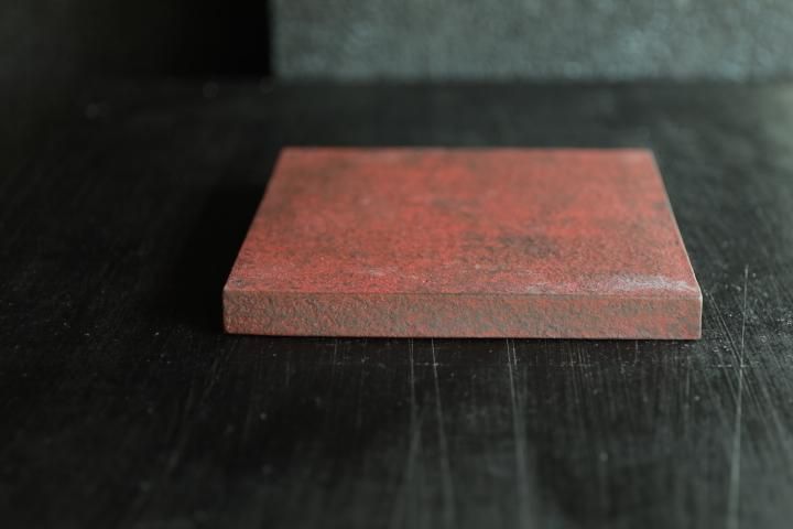 岡崎慧佑 両面皿210 赤 φ21〜21.5cm H1.5cm｜ 百福オンライン