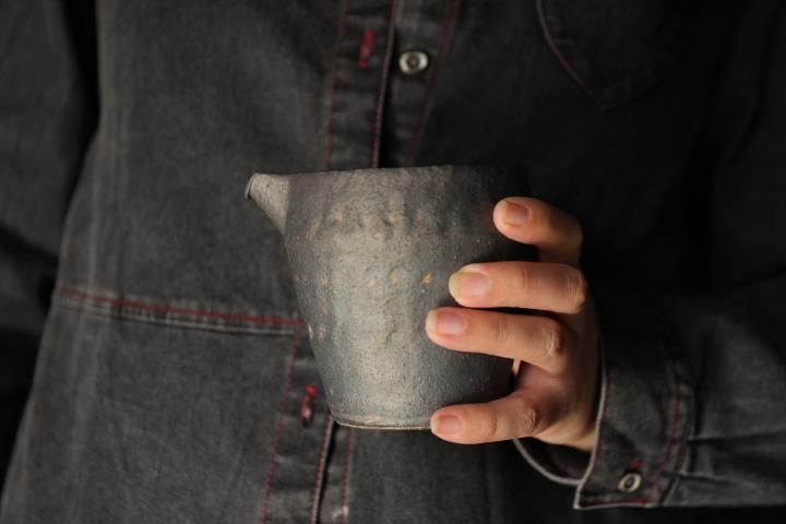 村上躍 黒焼締片口 - queen and the chair