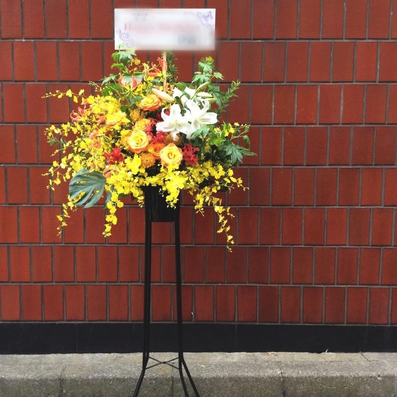 豪華スタンド花 ユリと葉物 ゴールドスタンド