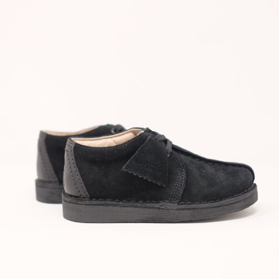 <img class='new_mark_img1' src='https://img.shop-pro.jp/img/new/icons5.gif' style='border:none;display:inline;margin:0px;padding:0px;width:auto;' />CLARKS ORIGINALS [KIDS DESERT TREK] (BLACK SUEDE)