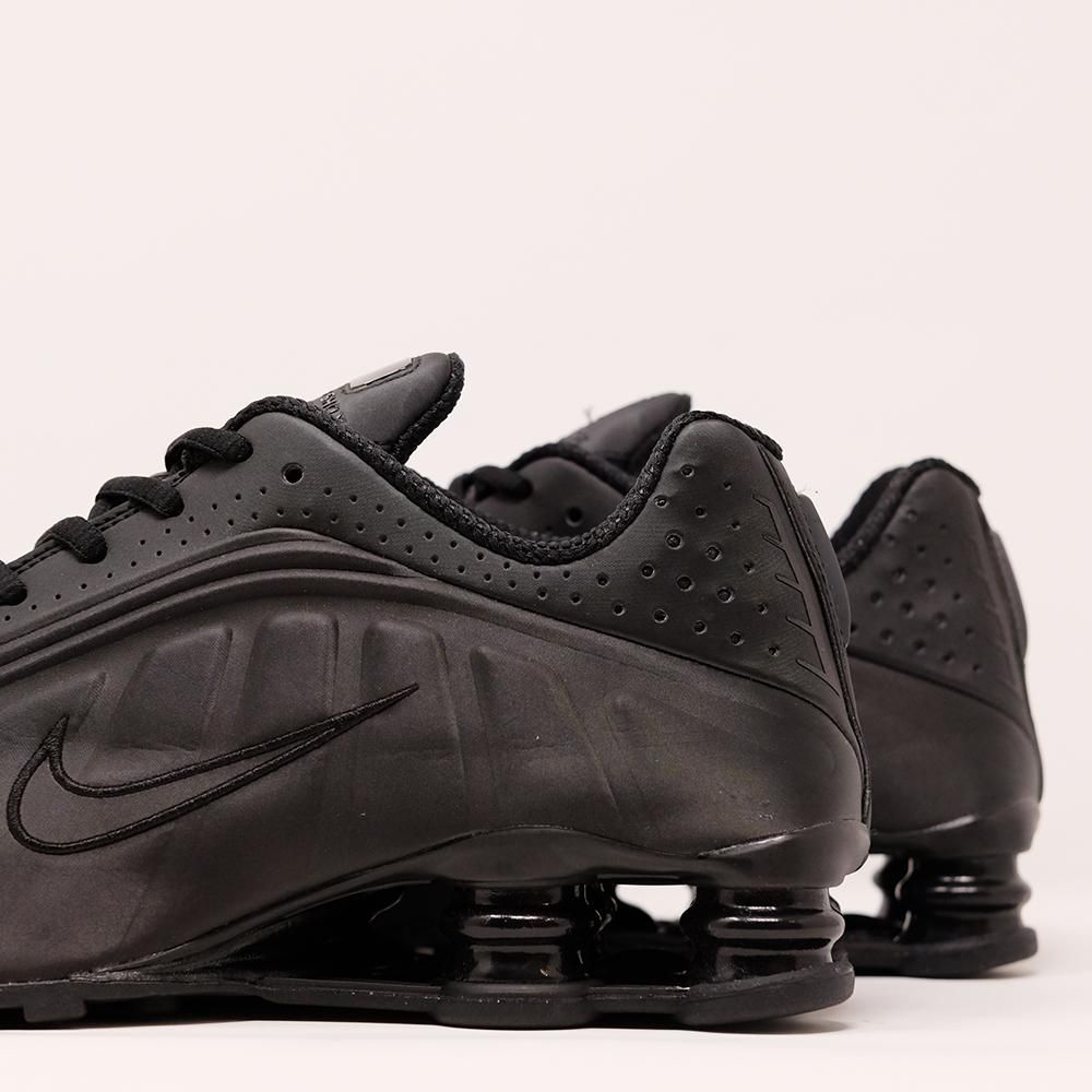 NIKE ナイキ [SHOX R4 ショックス BLACK" トリプル ブラック｜スニーカーセレクトショップ通販サイト│VEHICLE FOOTWEAR（ビークルフット