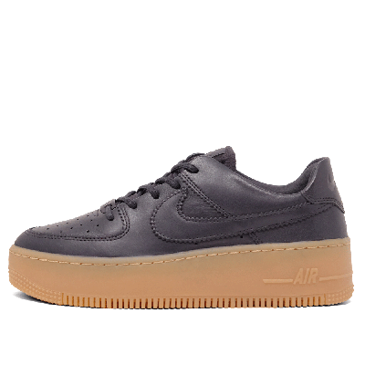 <img class='new_mark_img1' src='https://img.shop-pro.jp/img/new/icons60.gif' style='border:none;display:inline;margin:0px;padding:0px;width:auto;' />NIKE [WMNS AIR FORCE 1 SAGE LOW LX AR5409 002] (OIL GREY)