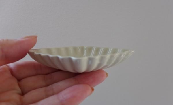 長峰菜穂子 豆皿(菱形・裏しま模様)白 - 芦屋うつわのお店 長峰菜穂子 豆皿(菱形・裏しま模様)白 - 芦屋うつわのお店