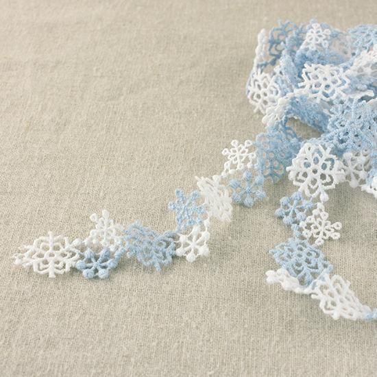アンティークロザラインレース ロザリンペルレ＆スノーフレーク 雪花の結晶ドイリー 05764雪の結晶-白と空色【1m】【デザインレースユキ】