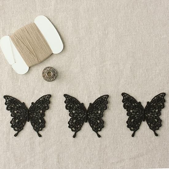 黒い刺繍ジャケット 花と蝶のデザイン 横須賀発祥 スカジャン Yokosuka刺繍 ビッグシルエット SUKAJAN