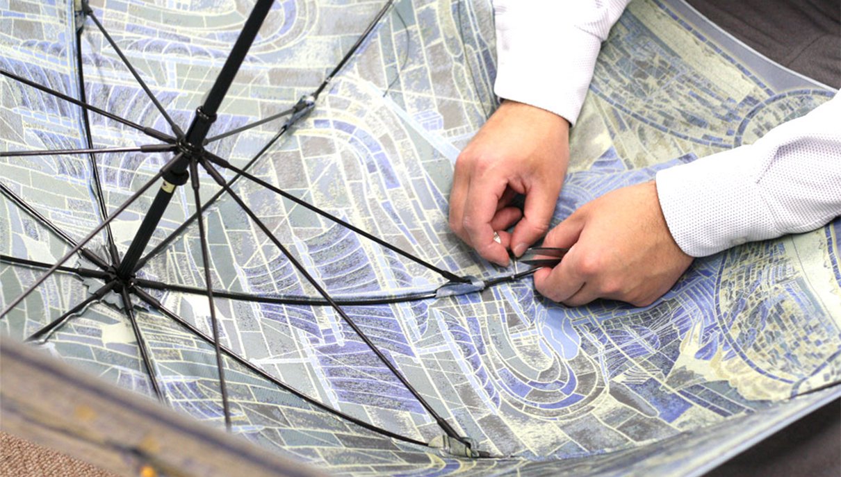 傘一本一本が職人の手によって丁寧に作られている様子の写真