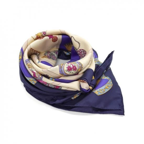 CHANEL スカーフ シャネル シルク 総柄 大判　緑　香水ボトル柄 CHANEL スカーフ シャネル シルク 総柄 大判 緑 香水ボトル柄