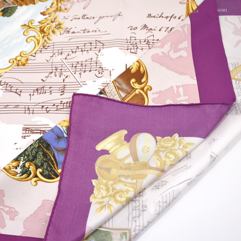 モーツァルトが作曲した有名なオペラのワンシーンをモチーフにしたシルエットがスカーフの縁に描かれています。