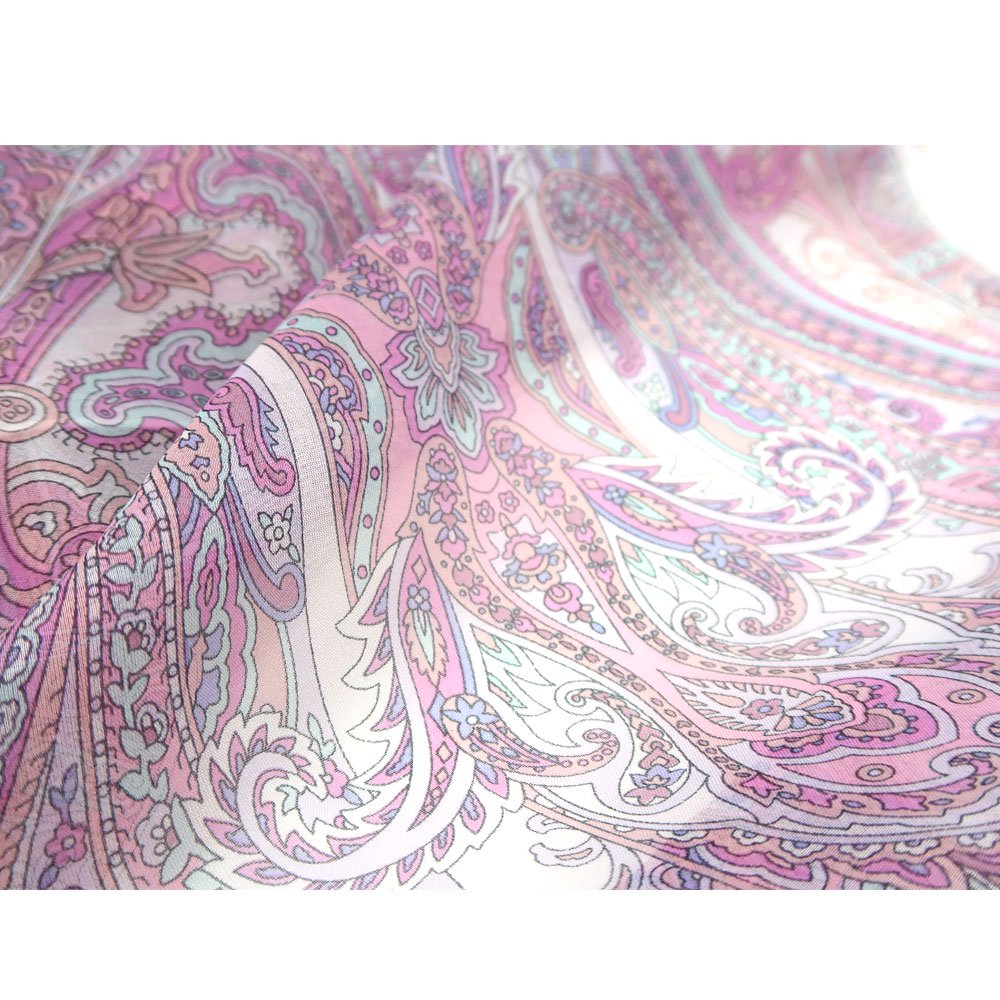 ピンク配色のストールを接写で撮影した写真です。